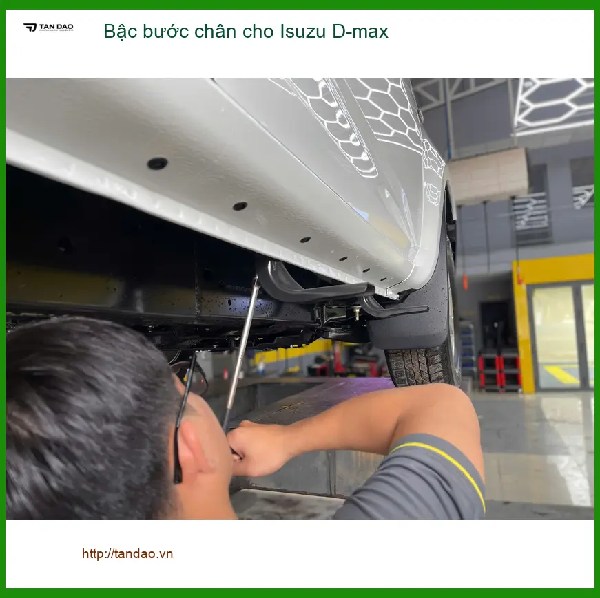 Anh Thọ lắp bậc bước chân Isuzu D-max tại Hóc Môn cho vợ tiện lên xuống xe ảnh thực tế 3