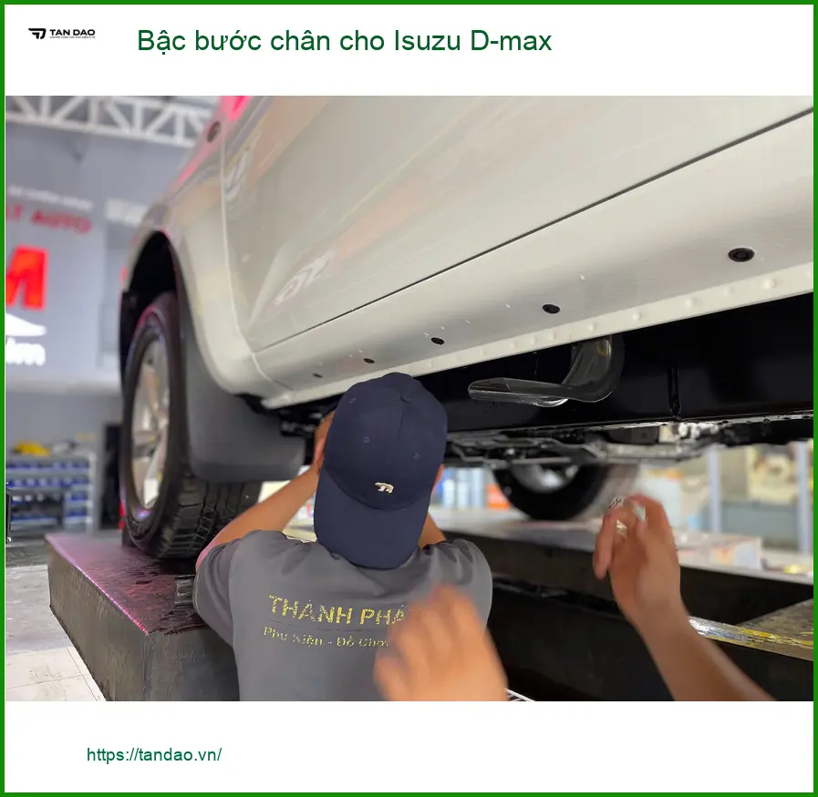 Anh Quang lắp bậc bước chân Isuzu D-max tại Quận 5 tiện lợi cho cả nhà ảnh thực tế 4