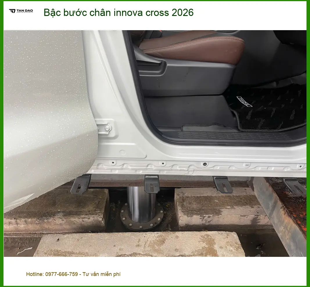 Bác Cường lắp bậc bước chân Innova Cross 2026 tại Quận Tân Bình để gia đình dễ lên xuống ảnh thực tế 2