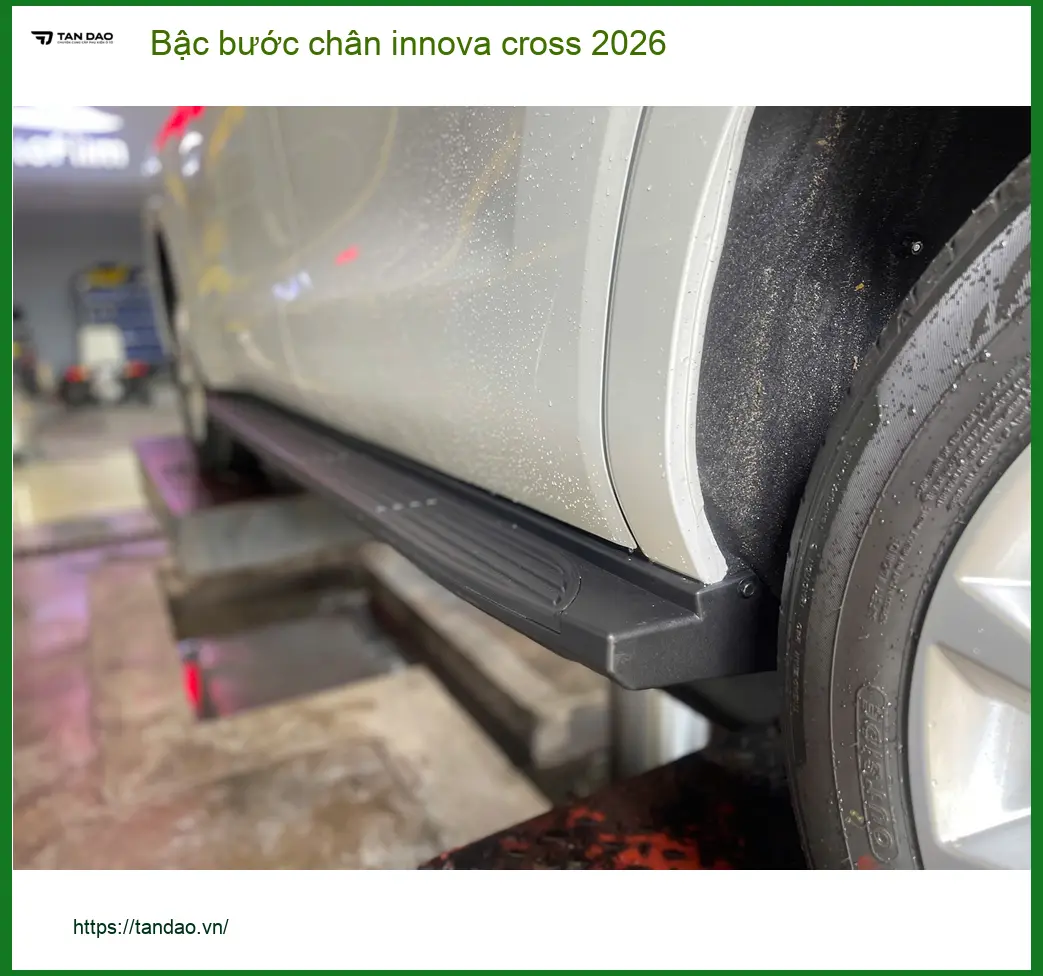 Bác Cường lắp bậc bước chân Innova Cross 2026 tại Quận Tân Bình để gia đình dễ lên xuống ảnh thực tế 3