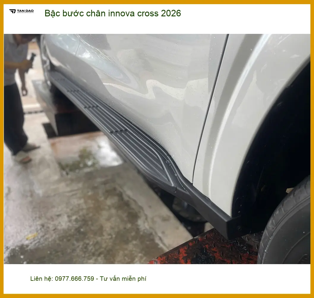 Bác Cường lắp bậc bước chân Innova Cross 2026 tại Quận Tân Bình để gia đình dễ lên xuống ảnh thực tế 4