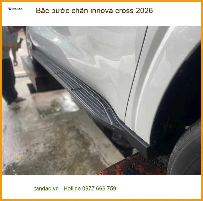 Anh Long lắp bậc bước chân Innova Cross 2026 tại Quận 2 cho gia đình ảnh thực tế 3