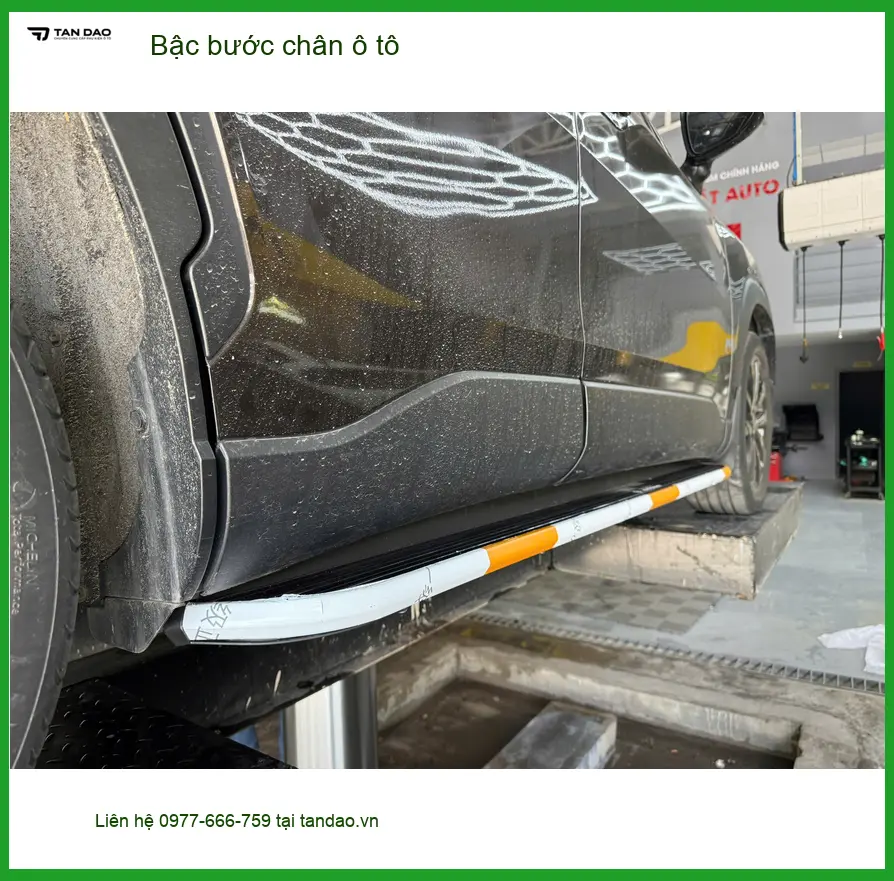 Anh Khoa lắp bậc bước chân ô tô cho VinFast Lux SA tại Thủ Đức cho gia đình.