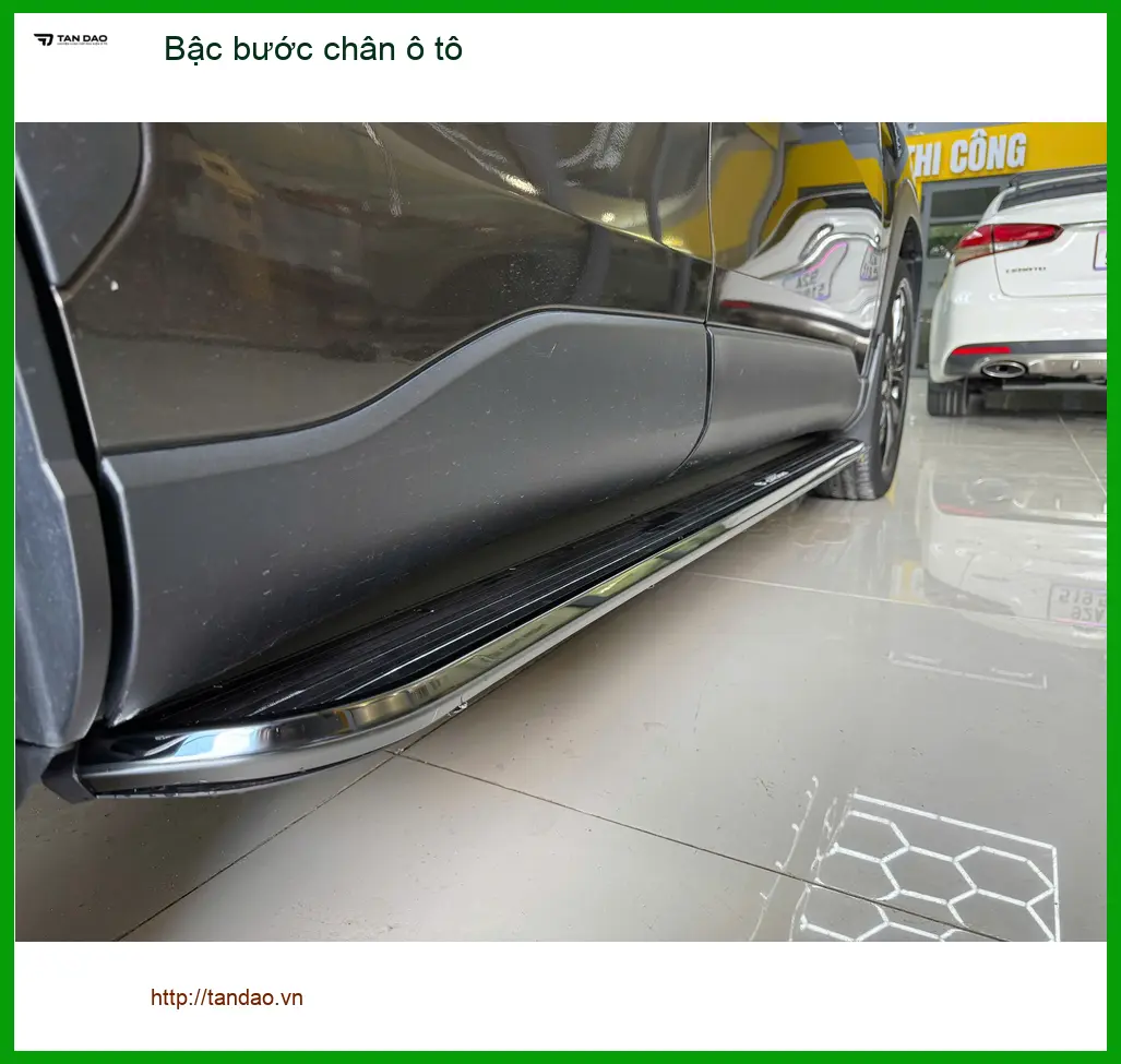 Cô Diệu lắp bậc bước chân ô tô cho Hyundai Santa Fe tại Quận 11 cho tiện lợi người già ảnh thực tế 3