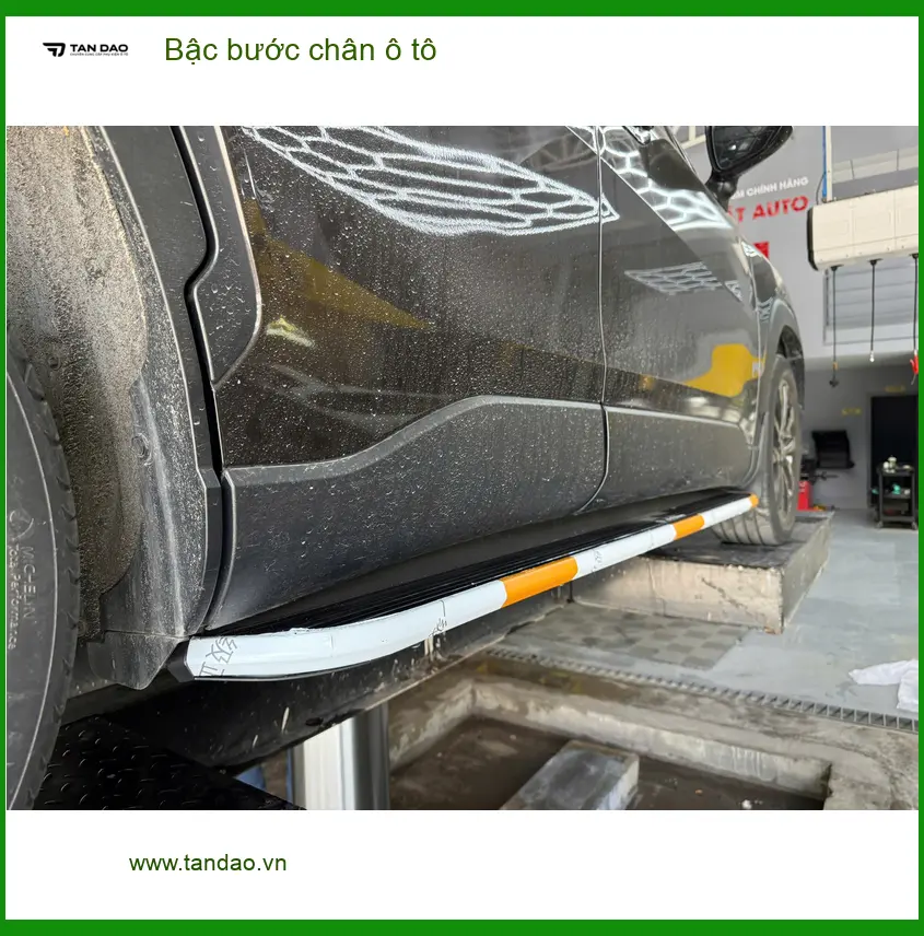 Chị Thuỳ Vân lắp bậc bước chân ô tô Hyundai Santa Fe tại Quận 4