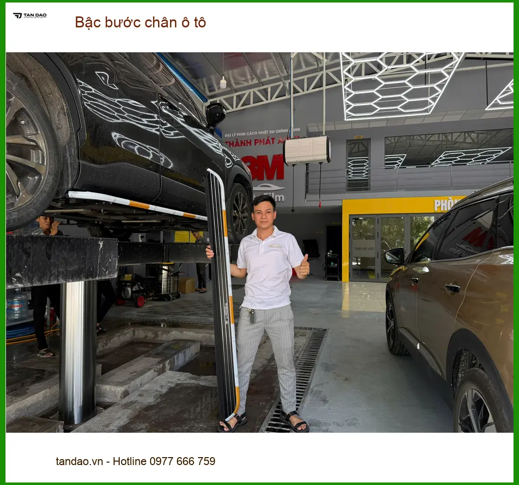 Anh Quang lắp bậc bước chân ô tô Honda CR-V tại Quận 10 để tiện lên xuống
