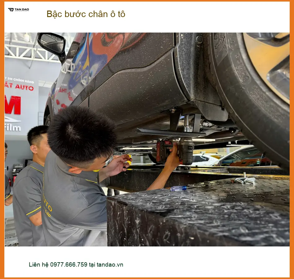 Anh Quang lắp bậc bước chân ô tô Honda CR-V tại Quận 10 để tiện lên xuống ảnh thực tế 2
