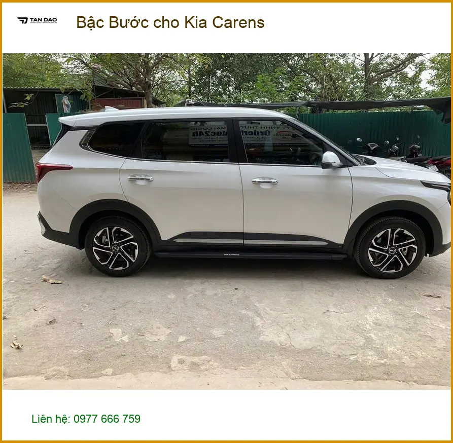 Anh Minh lắp bậc bước Kia Carens tại Nhà Bè để gia đình dễ dàng lên xuống ảnh thực tế 2