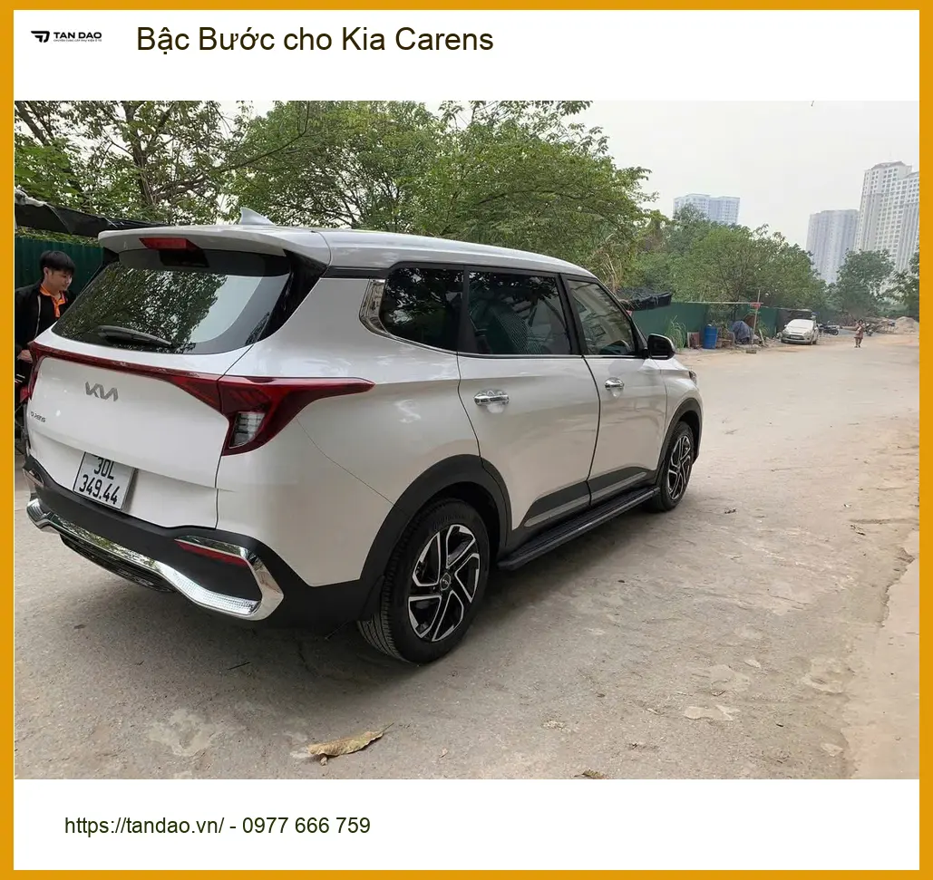 Anh Minh lắp bậc bước Kia Carens tại Nhà Bè để gia đình dễ dàng lên xuống ảnh thực tế 5