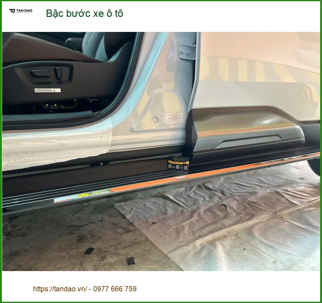 Anh Duy Khang lắp bậc bước xe ô tô Hyundai Santa Fe tại Quận 9 để tiện lên xuống