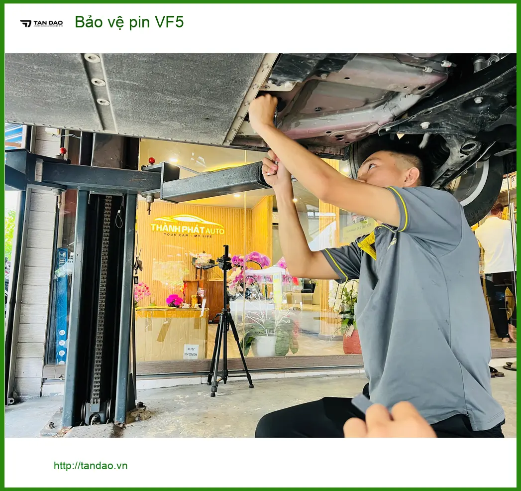 Anh Khang bảo vệ pin VinFast VF5 tại Quận 5 để kéo dài tuổi thọ