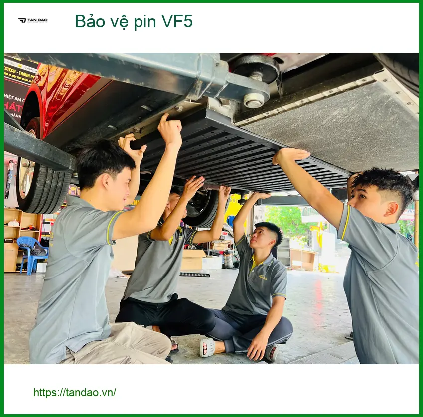Anh Dũng lắp bảo vệ pin cho VinFast VF5 tại Quận 9 để kéo dài tuổi thọ ảnh thực tế 2