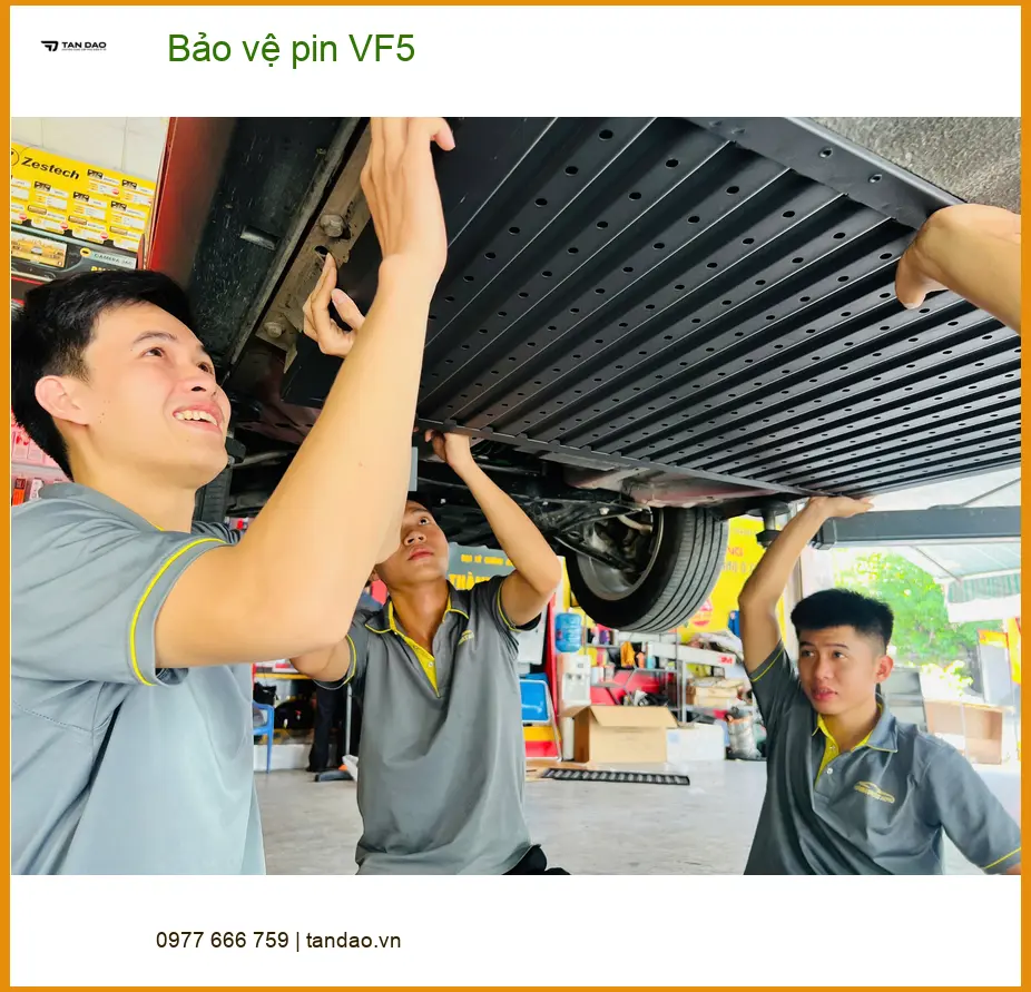 Anh Dũng lắp bảo vệ pin cho VinFast VF5 tại Quận 9 để kéo dài tuổi thọ ảnh thực tế 3