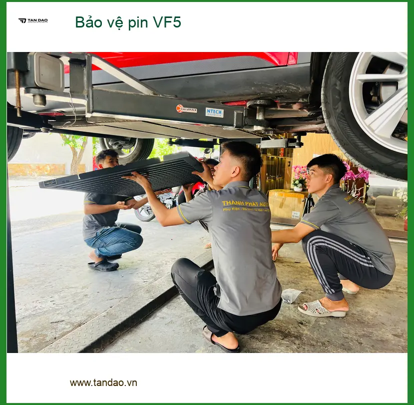 Anh Dũng lắp bảo vệ pin cho VinFast VF5 tại Quận 9 để kéo dài tuổi thọ ảnh thực tế 5