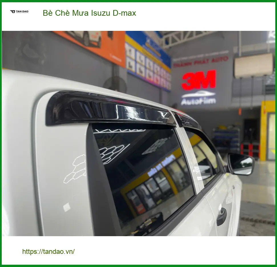 Anh Tùng lắp Bè Che Mưa Isuzu D-max tại Quận Bình Tân để mở hé cửa khi trời mưa ảnh thực tế 2