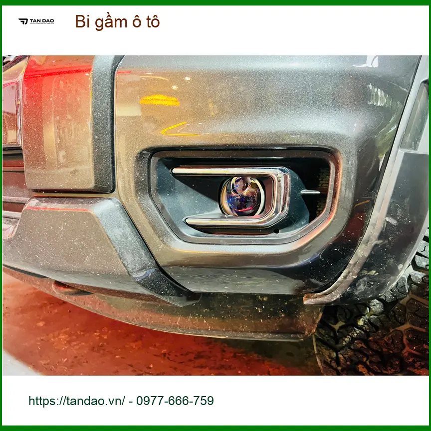 Anh Tấn độ bi gầm ô tô Hyundai Santa Fe Quận 2 vì đèn zin yếu ảnh thực tế 2