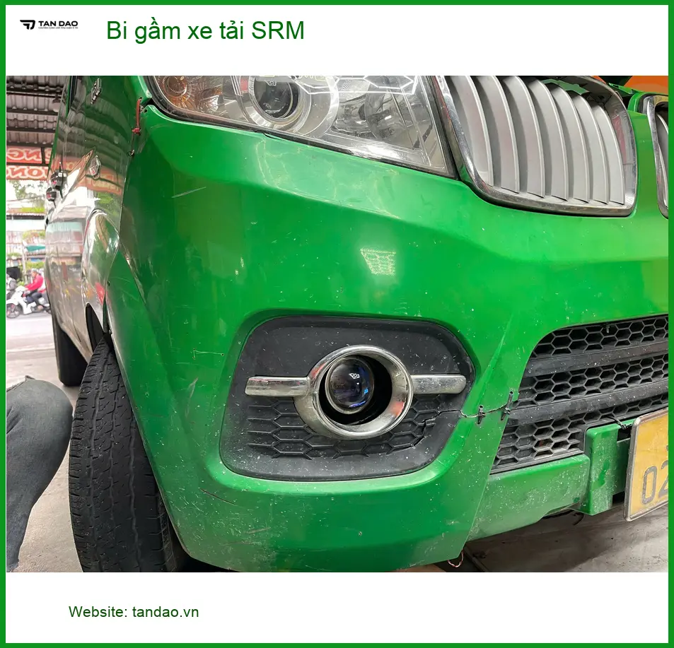 Anh Kiên lắp Bi gầm xe tải SRM tại Hóc Môn để tăng sáng, đảm bảo an toàn