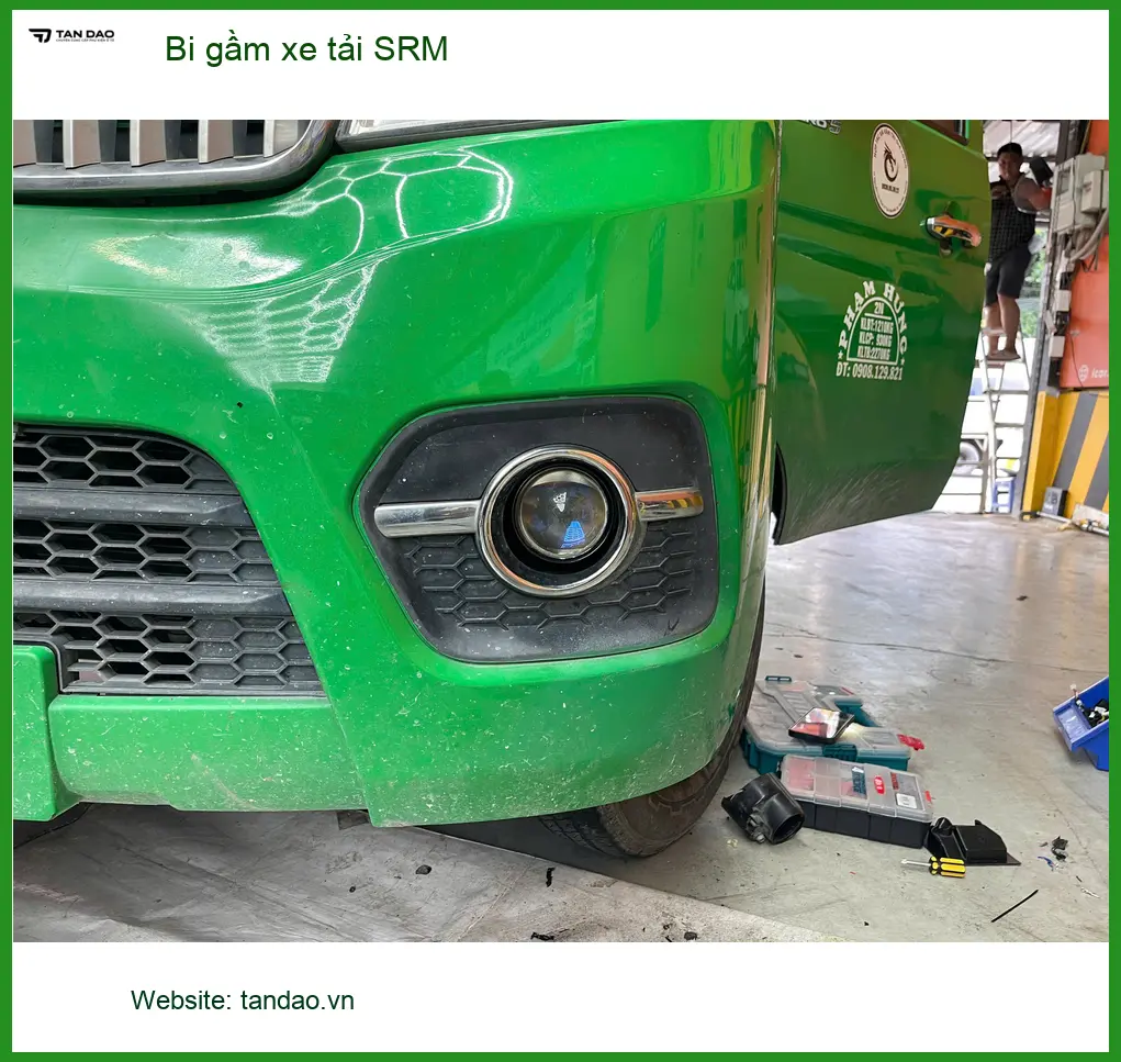 Chú Long lắp bi gầm xe tải SRM tại Cần Giờ để tăng sáng khi đi đường đêm