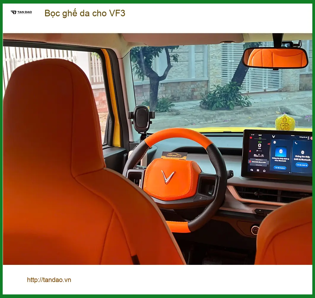 Chú Hùng bọc ghế da cho VF3 tại Cần Giờ để nội thất sang trọng và bền bỉ hơn