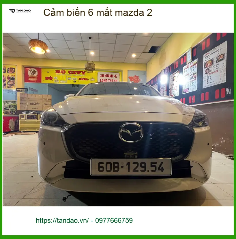 Anh Khải lắp cảm biến 6 mắt Mazda 2 tại Quận 2 để lùi xe an toàn hơn