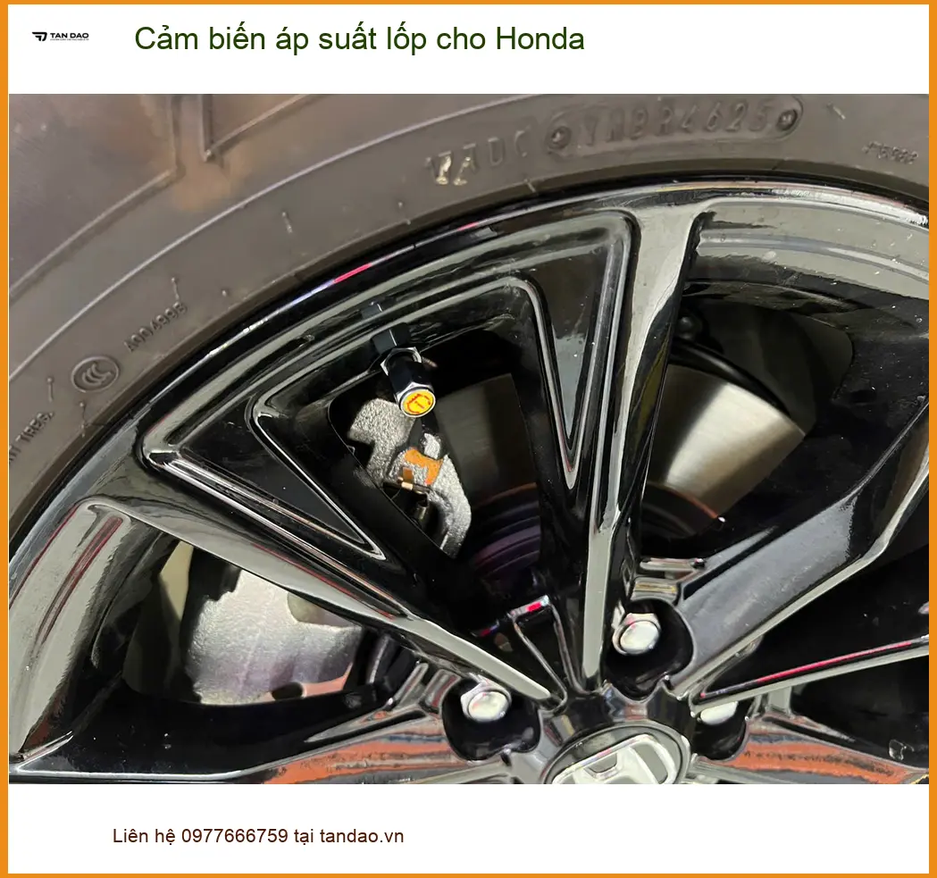 Anh Trung lắp cảm biến áp suất lốp Honda Civic tại Tân Bình vì đi công tác xa