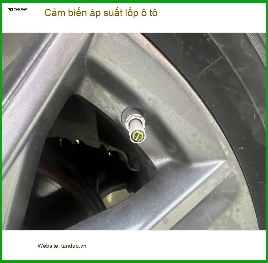 Bác Dũng gắn cảm biến áp suất lốp Honda CR-V tại Quận 2 an toàn hơn.