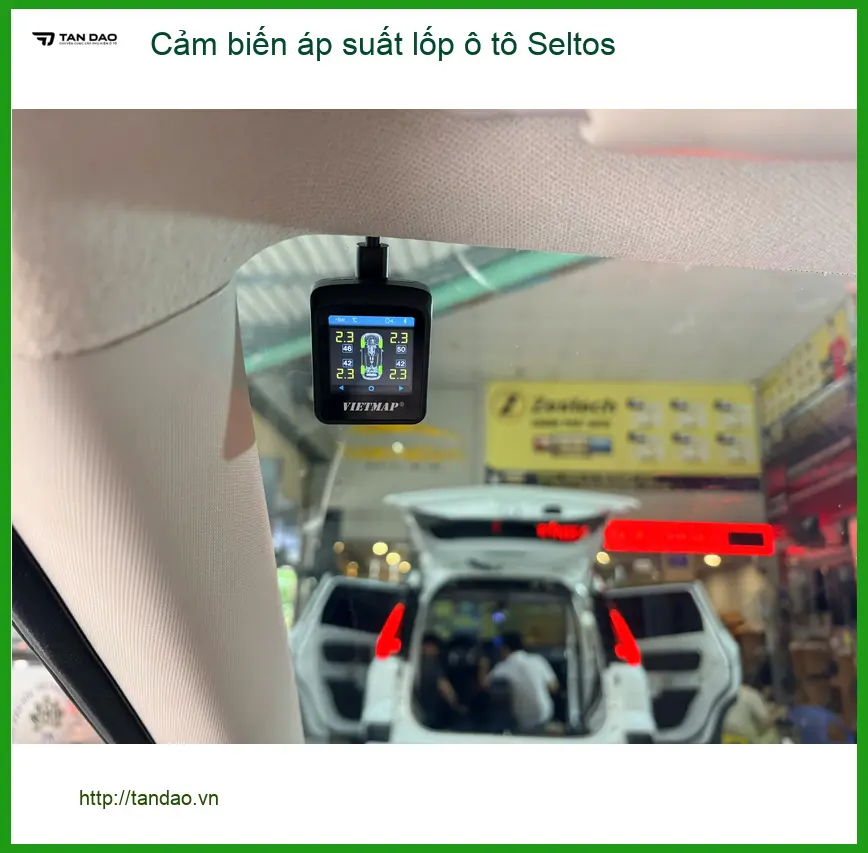 Anh Khải lắp cảm biến áp suất lốp Seltos Quận 8 để lái xe an toàn.