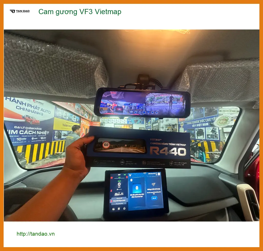 Chị Bích lắp cam gương Vietmap cho VinFast VF3 tại Hóc Môn để ghi lại hành trình an toàn