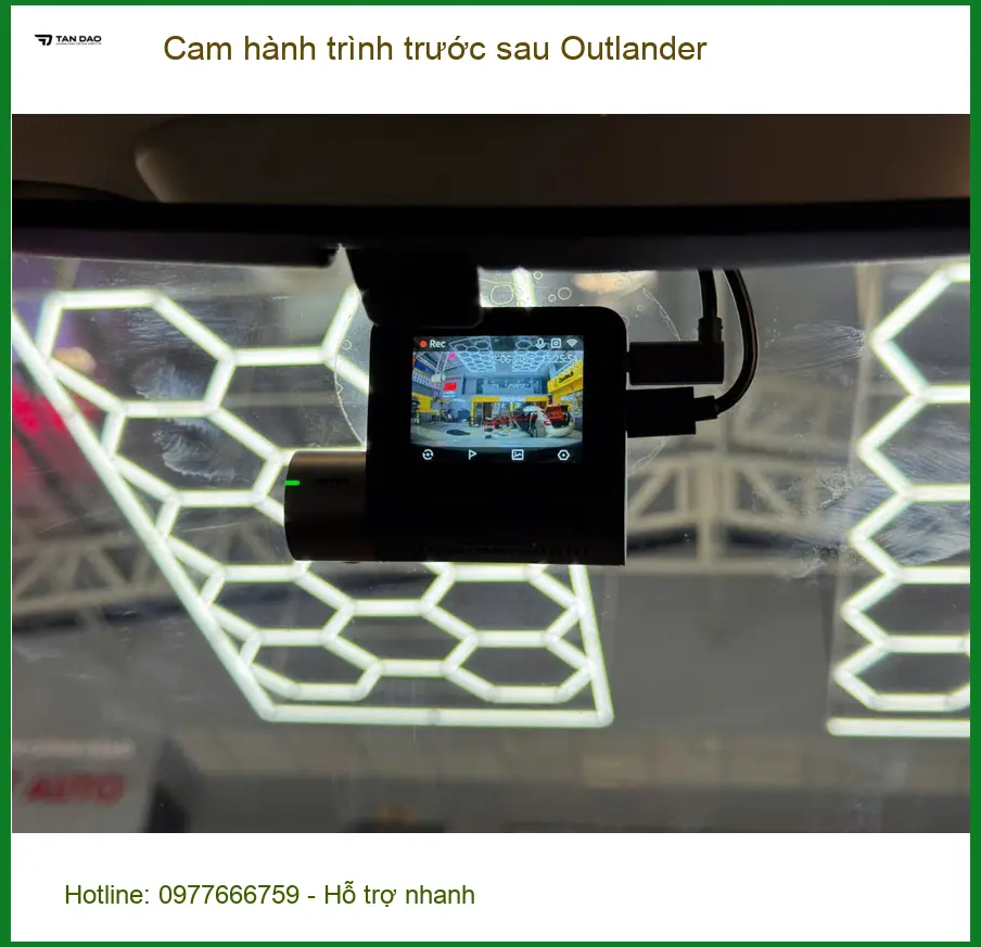 Anh Minh lắp cam hành trình trước sau Outlander tại Quận 9 để quan sát rõ hơn khi lùi xe