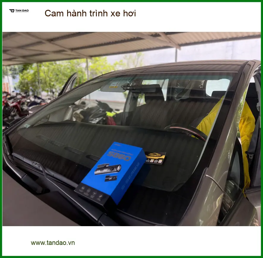 Anh Bách lắp cam hành trình xe hơi Hyundai Accent tại Hóc Môn để ghi lại cung đường.