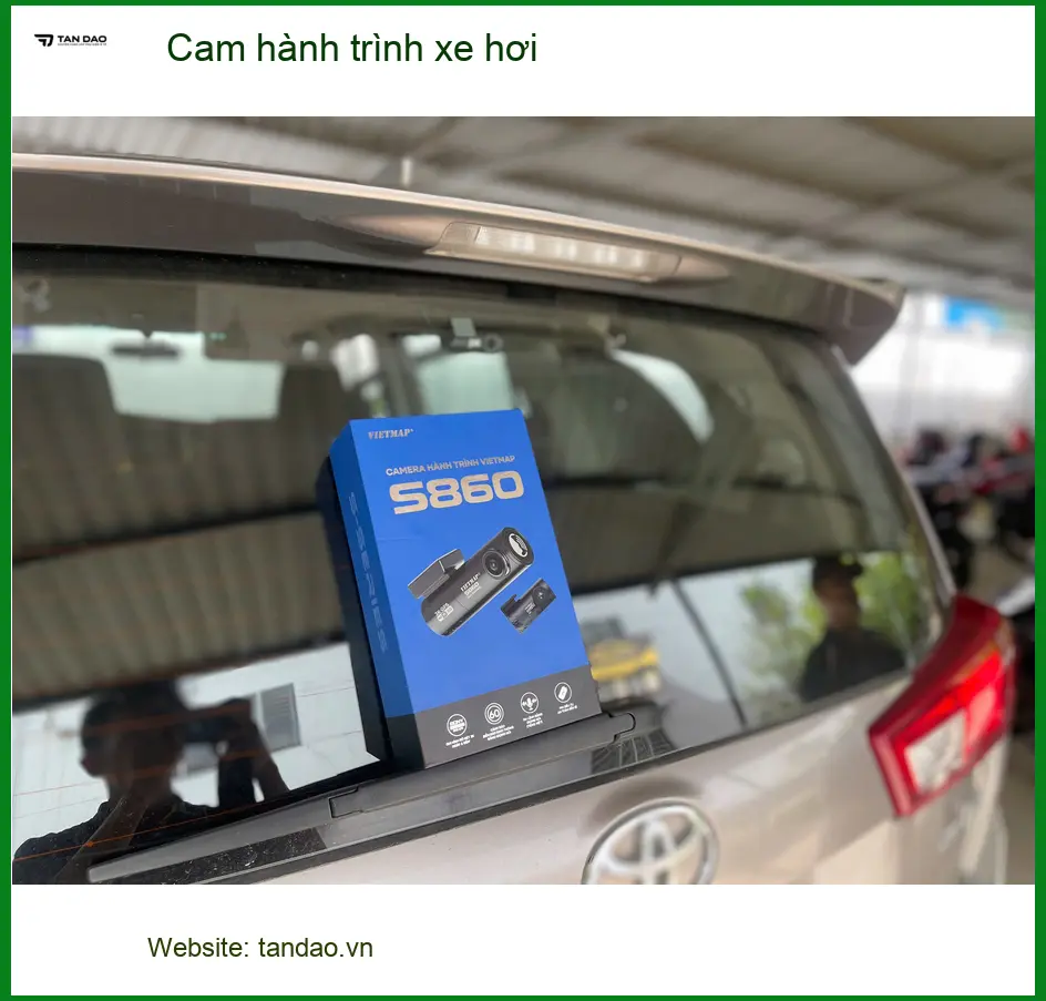 Anh Bách lắp cam hành trình xe hơi Hyundai Accent tại Hóc Môn để ghi lại cung đường. ảnh thực tế 4