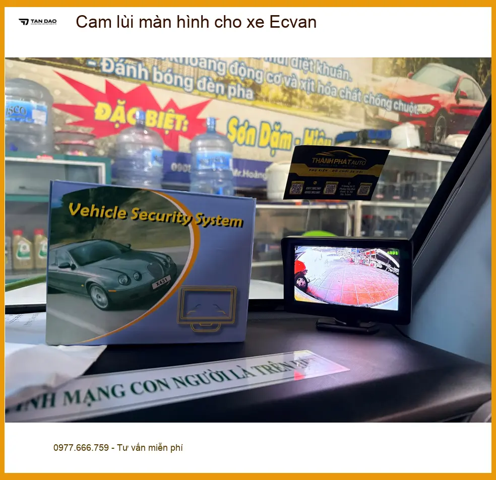 Anh Quang lắp cam lùi màn hình cho xe Ecvan tại Hóc Môn để quan sát tốt hơn