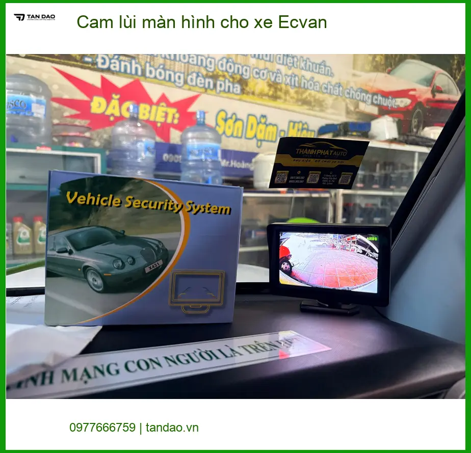 Anh Khôi lắp cam lùi màn hình cho xe Ecvan tại Quận 2 để lùi xe an toàn hơn ảnh thực tế 2