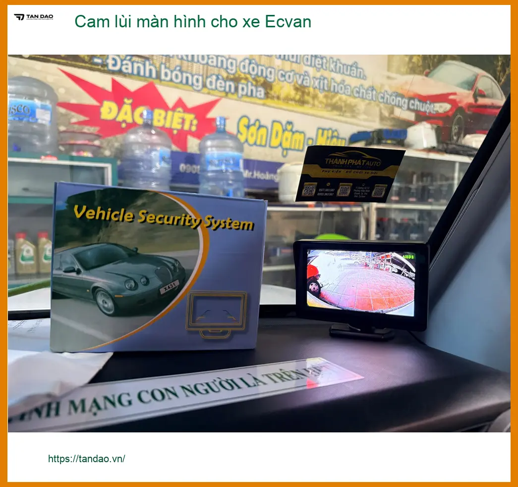 Anh Minh lắp cam lùi màn hình cho xe Ecvan tại Quận 9 để quan sát dễ hơn khi đỗ xe