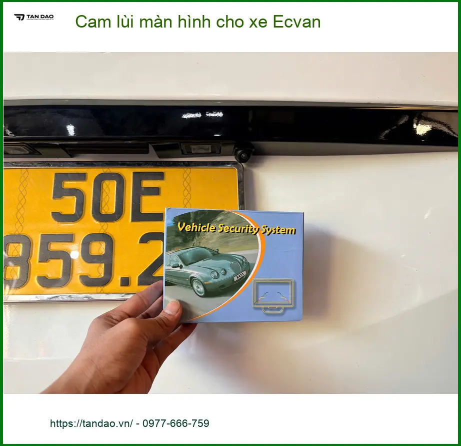 Anh Minh lắp cam lùi màn hình cho xe Ecvan tại Quận 9 để quan sát dễ hơn khi đỗ xe ảnh thực tế 2