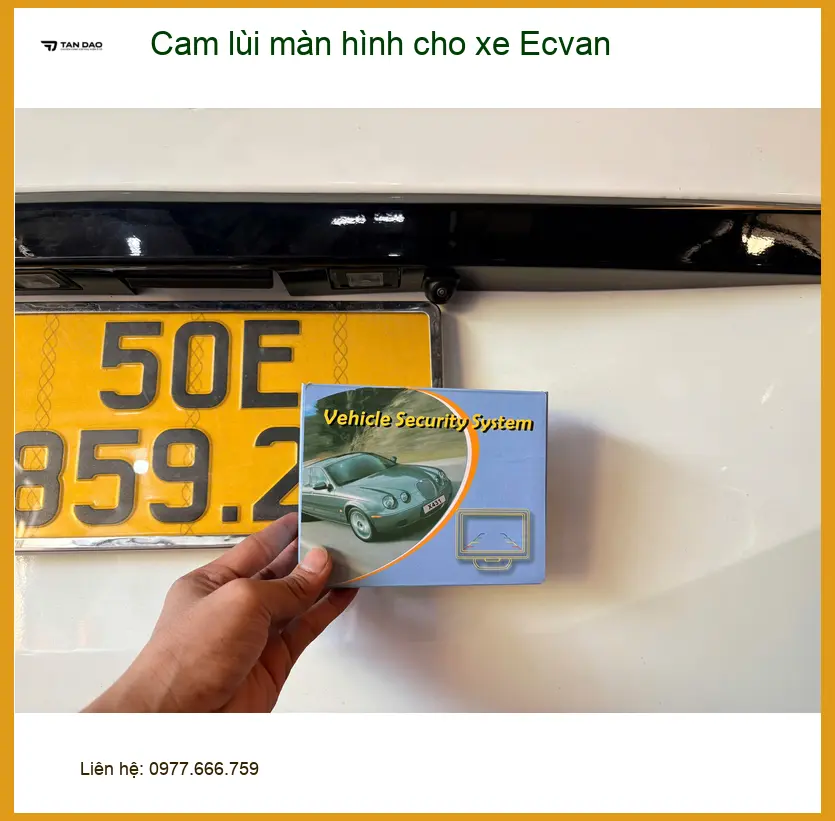 Anh Tuấn Kiệt lắp cam lùi màn hình cho xe Ecvan tại Quận 6 để an toàn hơn khi đỗ xe
