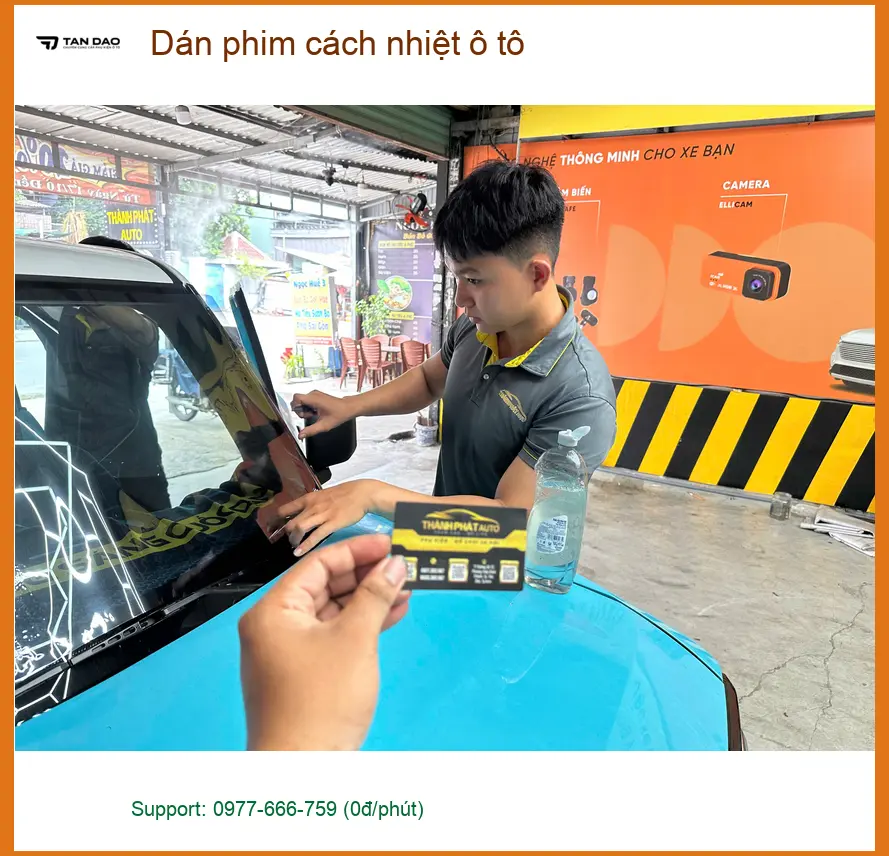 Cô Mai dán phim cách nhiệt ô tô cho Kia Seltos tại Quận 3 để bảo vệ khỏi nắng nóng