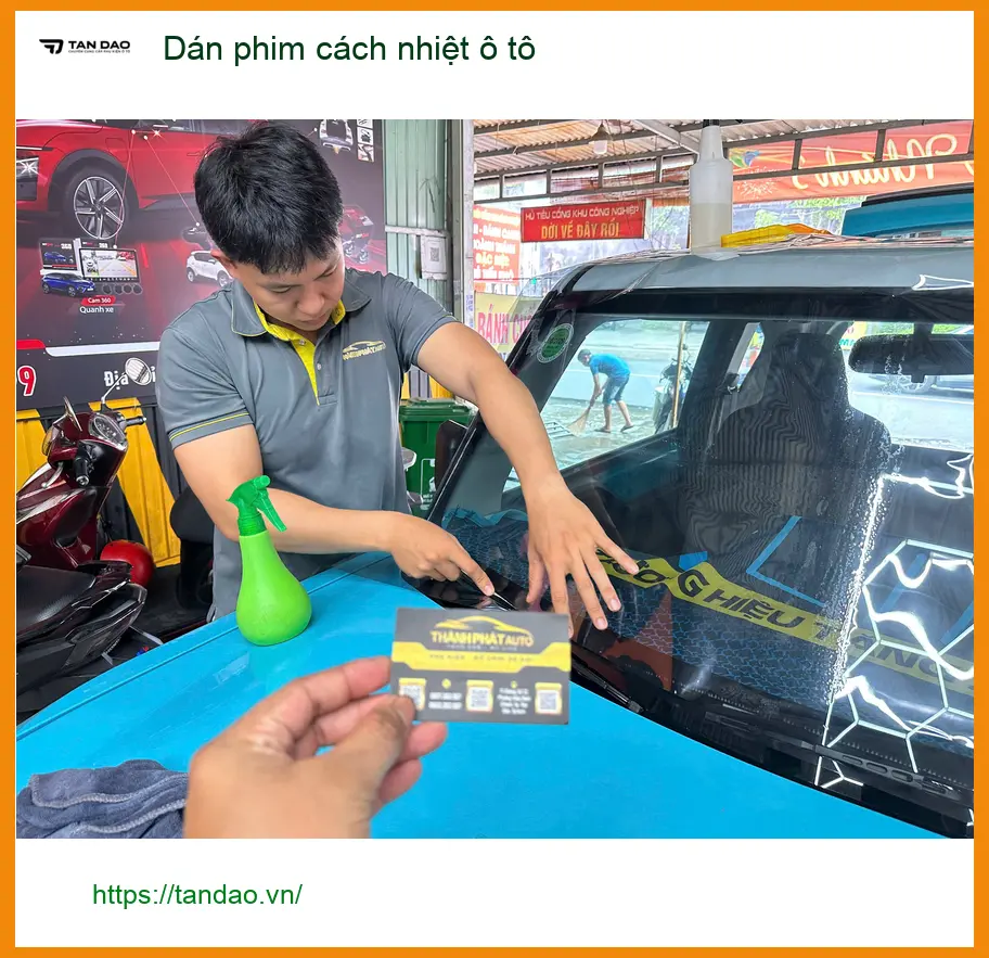 Cô Mai dán phim cách nhiệt ô tô cho Kia Seltos tại Quận 3 để bảo vệ khỏi nắng nóng ảnh thực tế 2