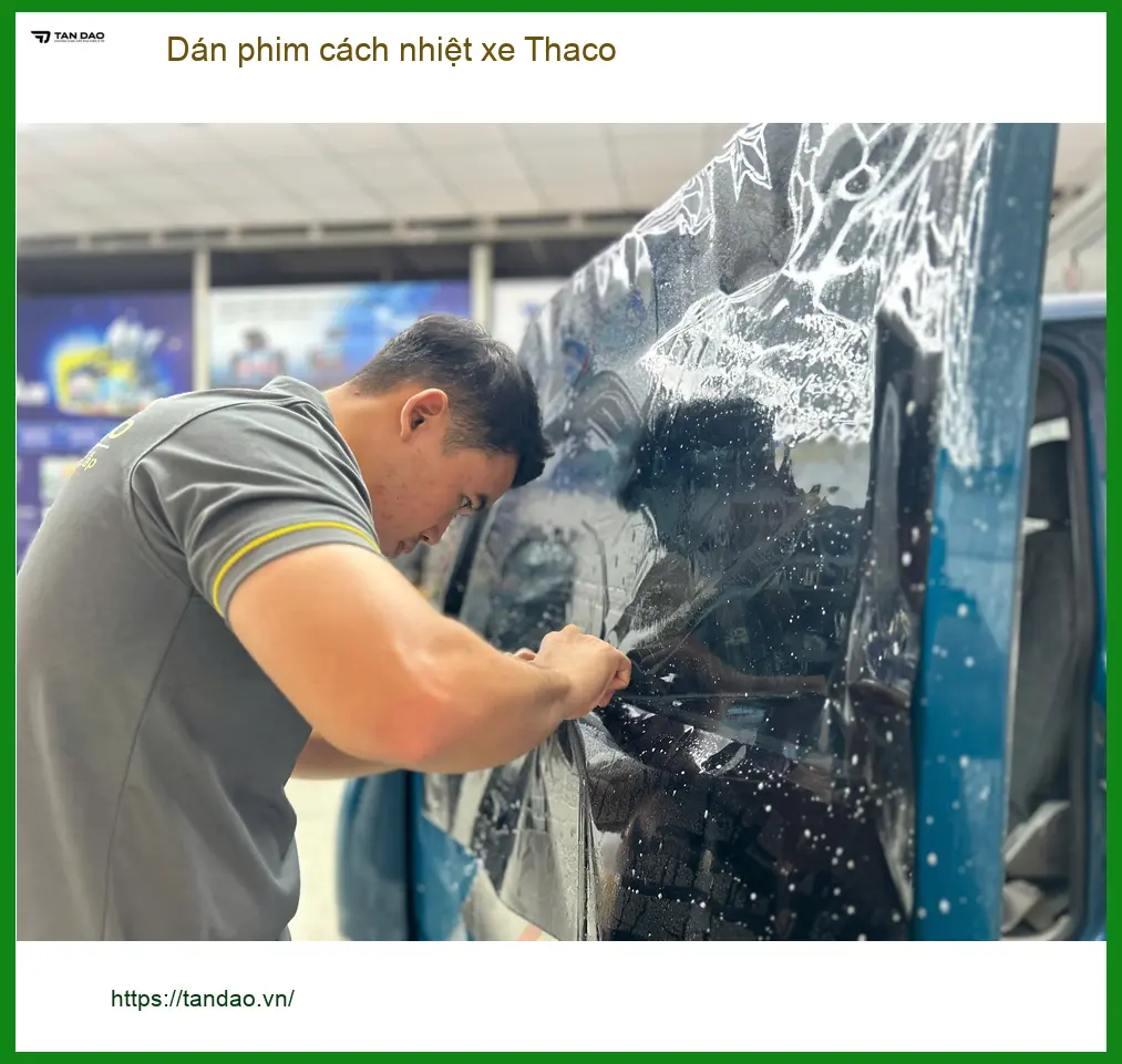 Anh Tuấn Kiệt dán phim cách nhiệt xe Thaco Frontier ở Quận 12 chống nóng
