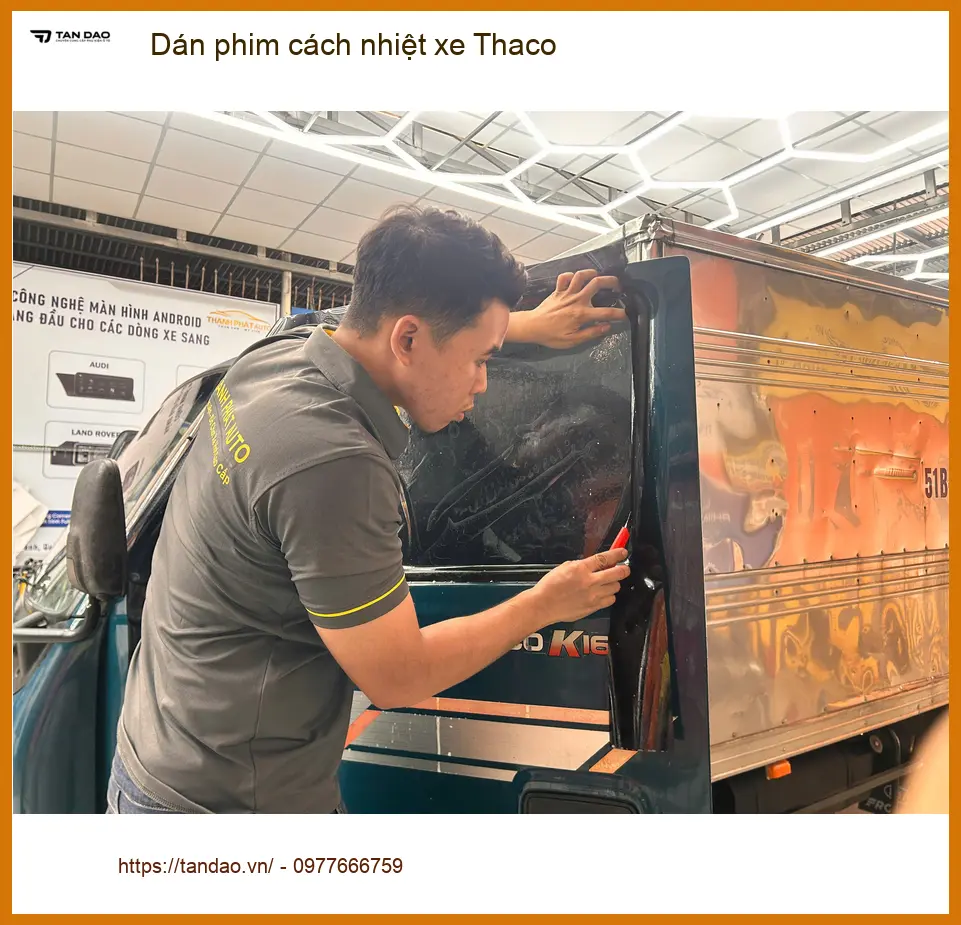 Anh Tùng dán phim cách nhiệt xe Thaco Van tại Thủ Đức trước mùa nóng