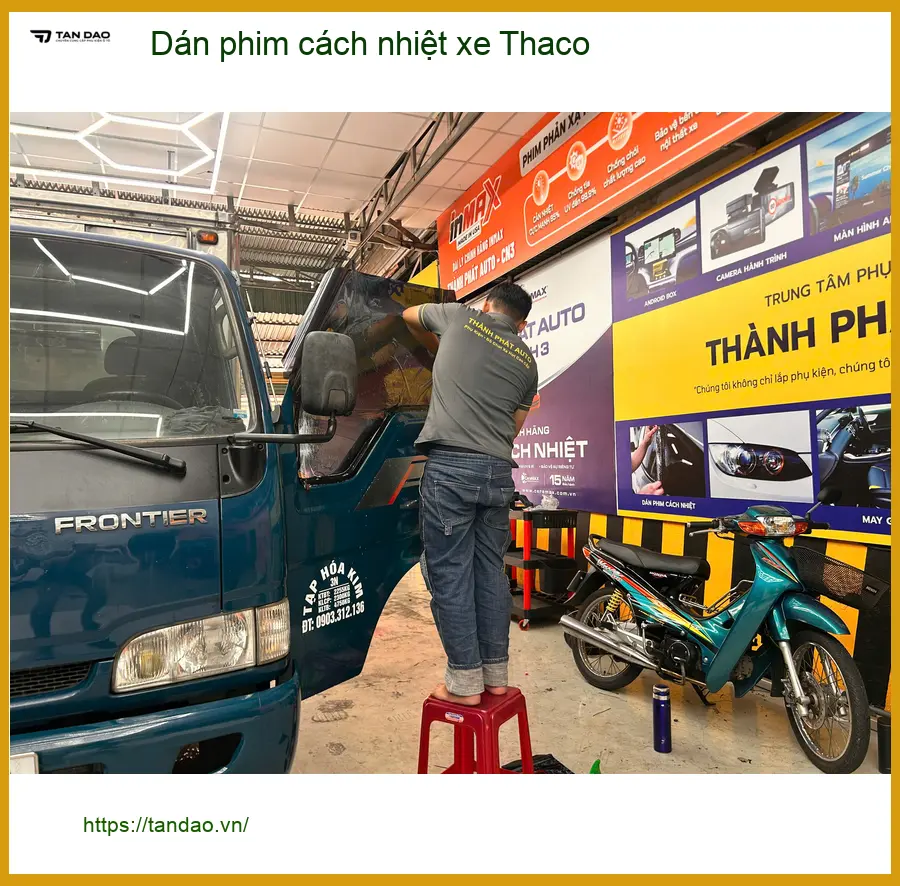 Anh Tùng dán phim cách nhiệt xe Thaco Van tại Thủ Đức trước mùa nóng ảnh thực tế 2