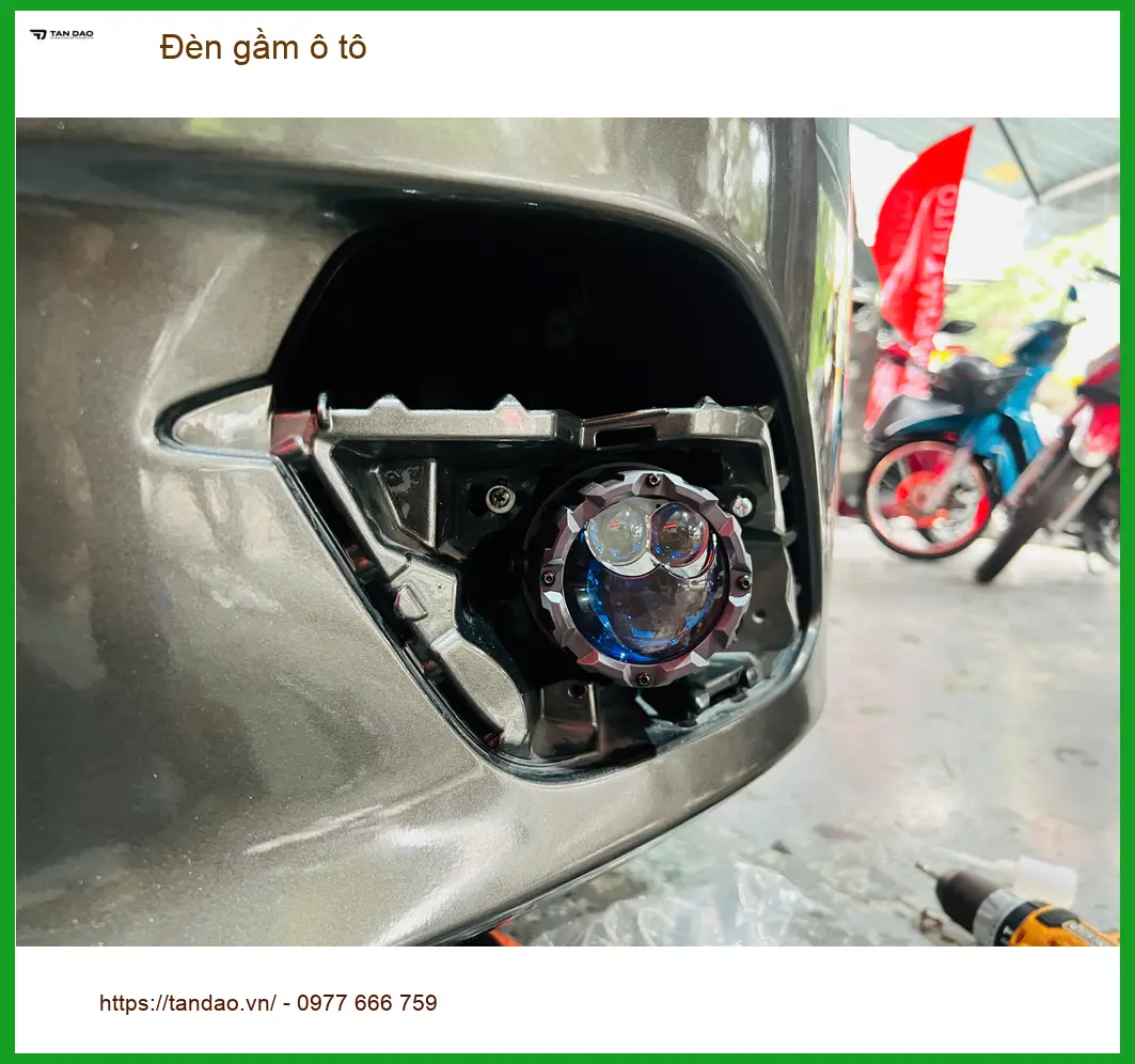 Chú Minh lắp đèn gầm ô tô cho Hyundai Accent tại Quận 10 để cải thiện tầm nhìn ban đêm
