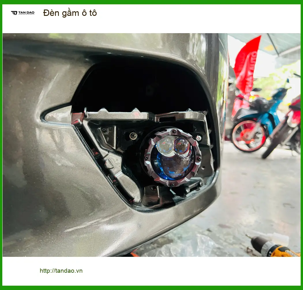 Chú Phước lắp đèn gầm ô tô cho Toyota Camry tại Quận 9 để cải thiện tầm nhìn ban đêm ảnh thực tế 3