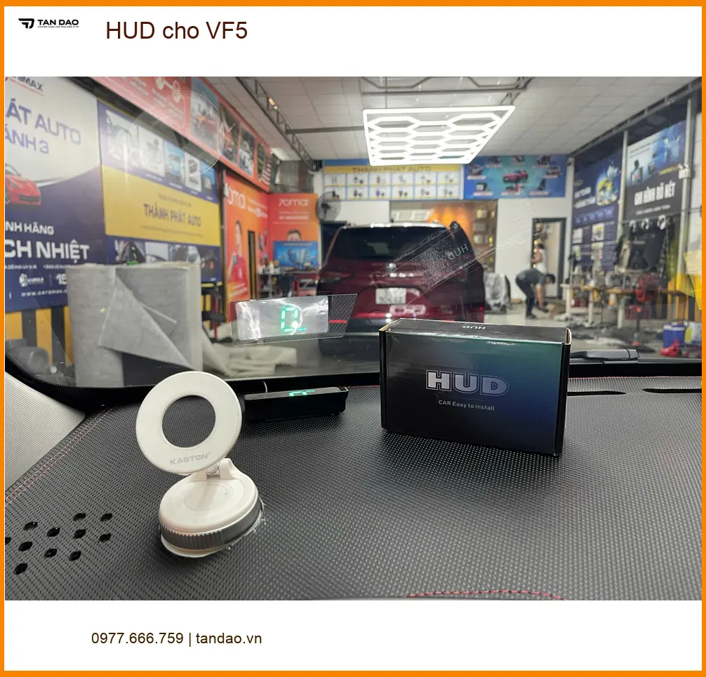 Anh Khang lắp HUD cho VinFast VF5 tại Quận 5 để dễ dàng theo dõi tốc độ và bản đồ ảnh thực tế 3