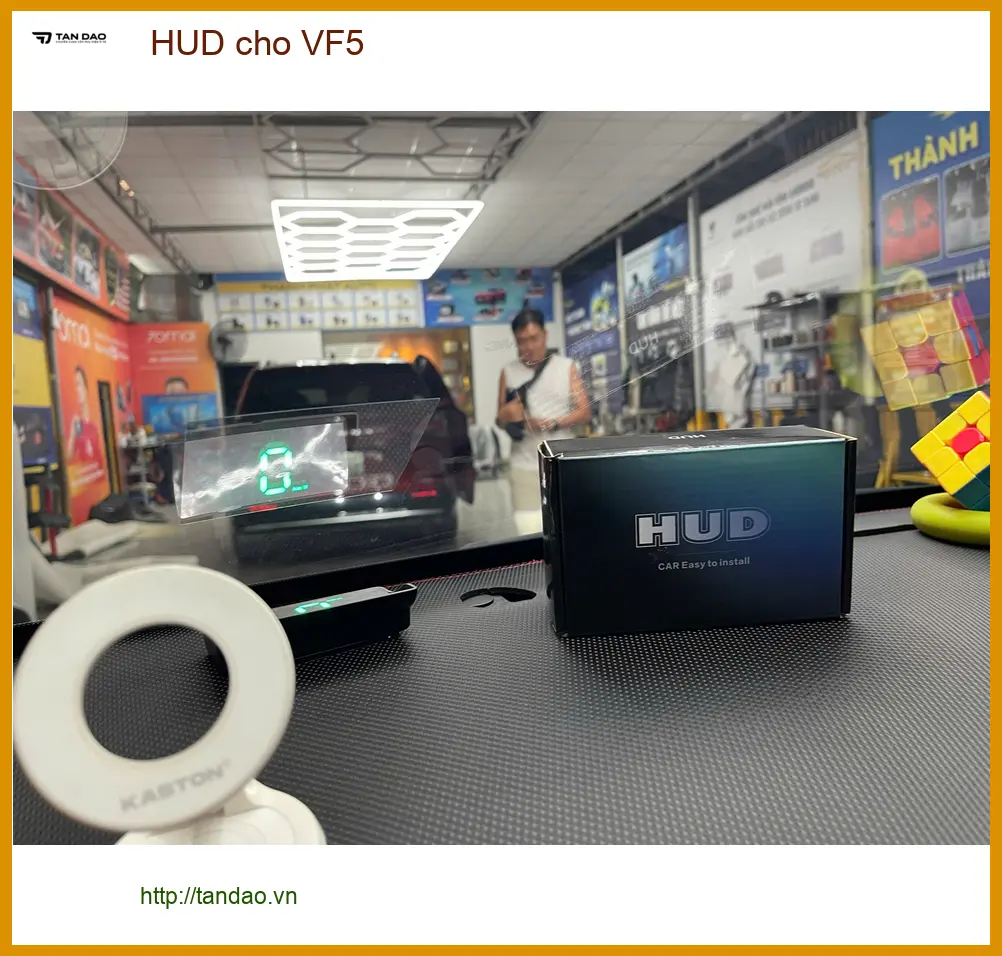 Anh Trọng lắp HUD cho VF5 tại Quận 12 để xem thông tin lái tiện lợi hơn ảnh thực tế 2
