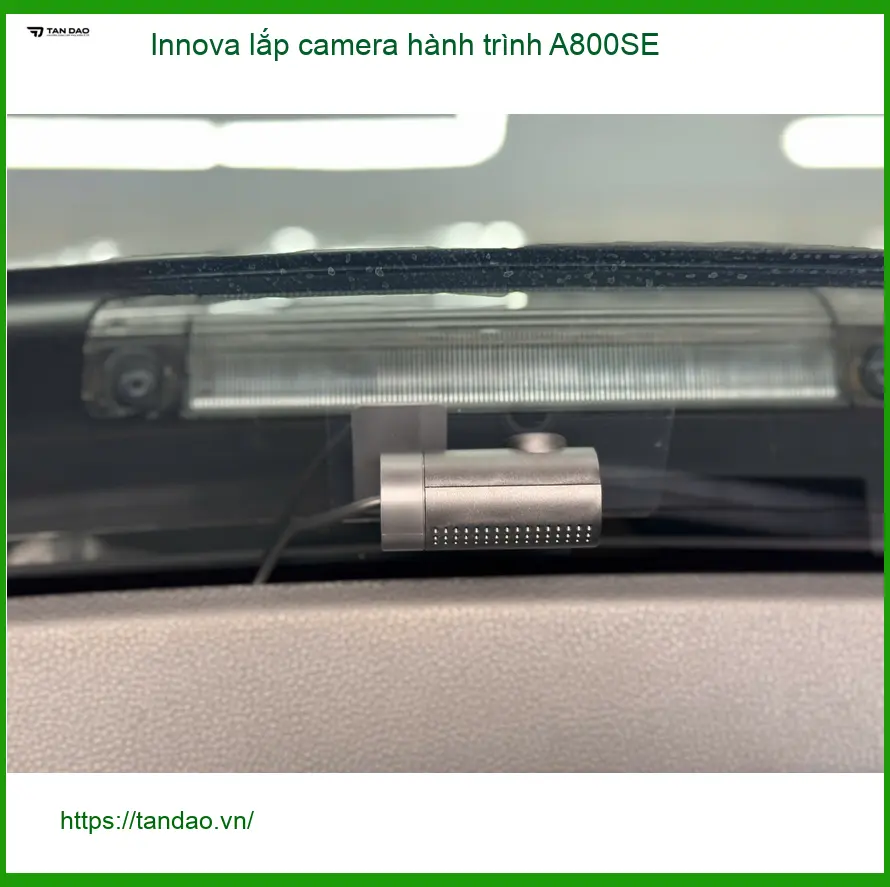 Anh Minh lắp camera hành trình A800SE cho Innova tại Quận 8 để ghi lại hành trình an toàn. ảnh thực tế 2