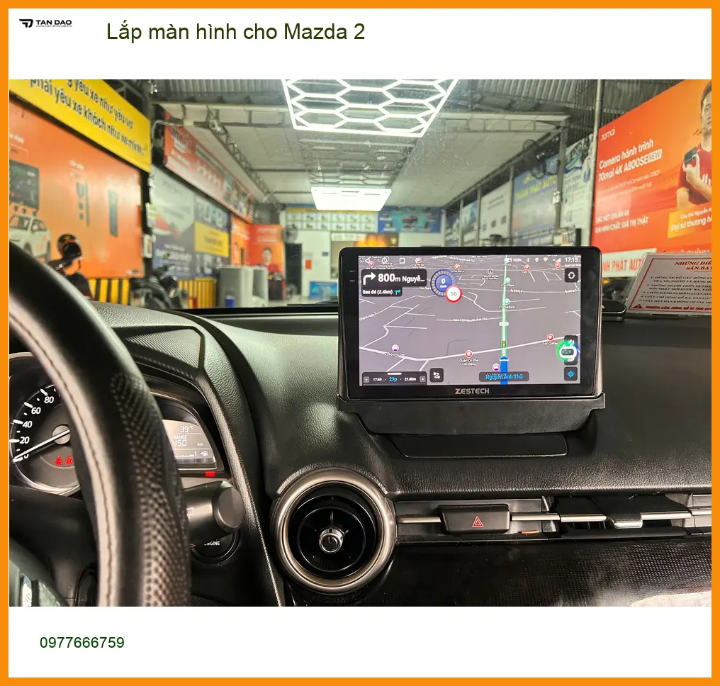 Chị Diệp lắp màn hình cho Mazda 2 tại Quận 3 để dễ dàng xem bản đồ và giải trí trên xe