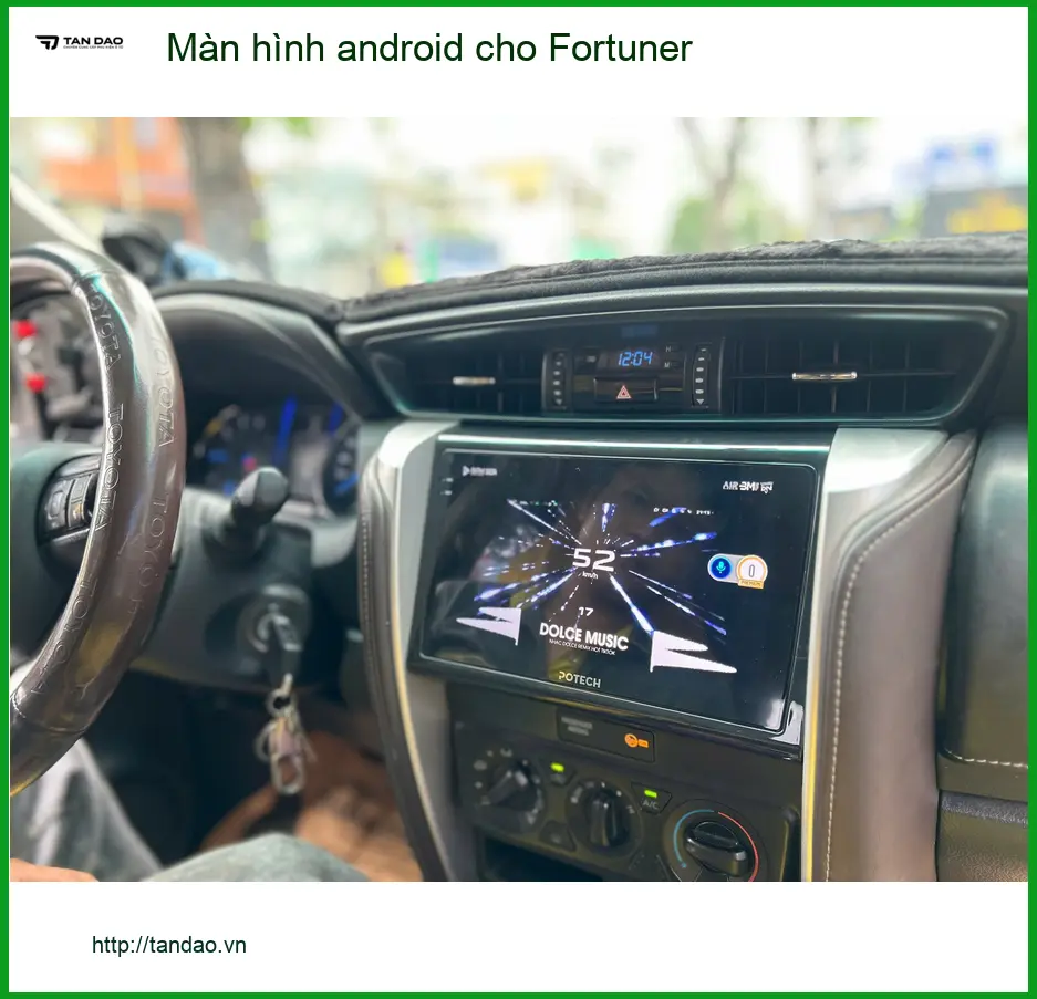 Chú Phát lắp màn hình Android Zestech cho Fortuner tại Quận 2 để tiện xem bản đồ và giải trí