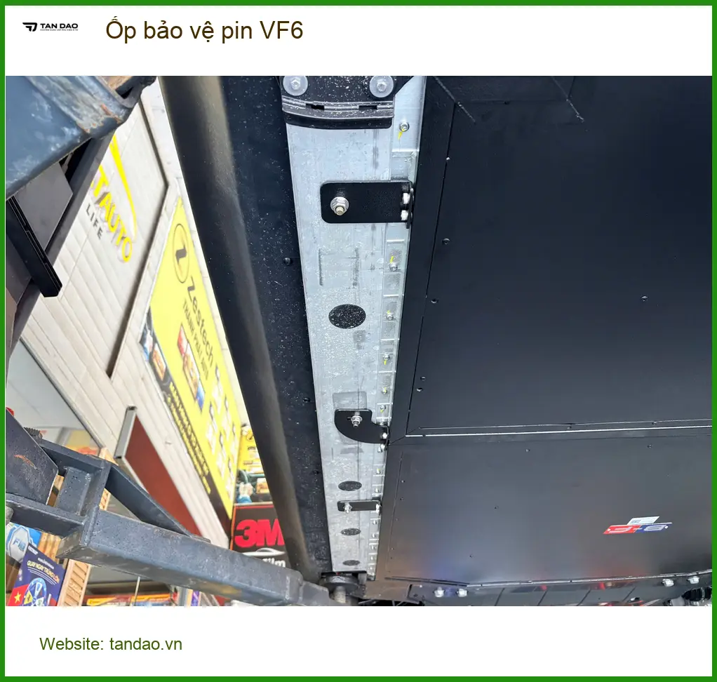 Anh Đức Tùng lắp Ốp bảo vệ pin VF6 tại Hóc Môn để bảo vệ pin xe hiệu quả