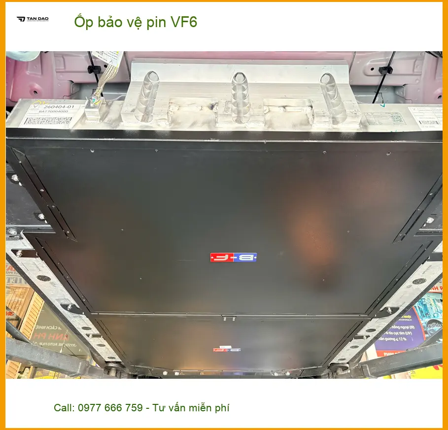 Chị Thảo lắp ốp bảo vệ pin VinFast VF6 tại Quận 6 để tránh va đập ảnh thực tế 2